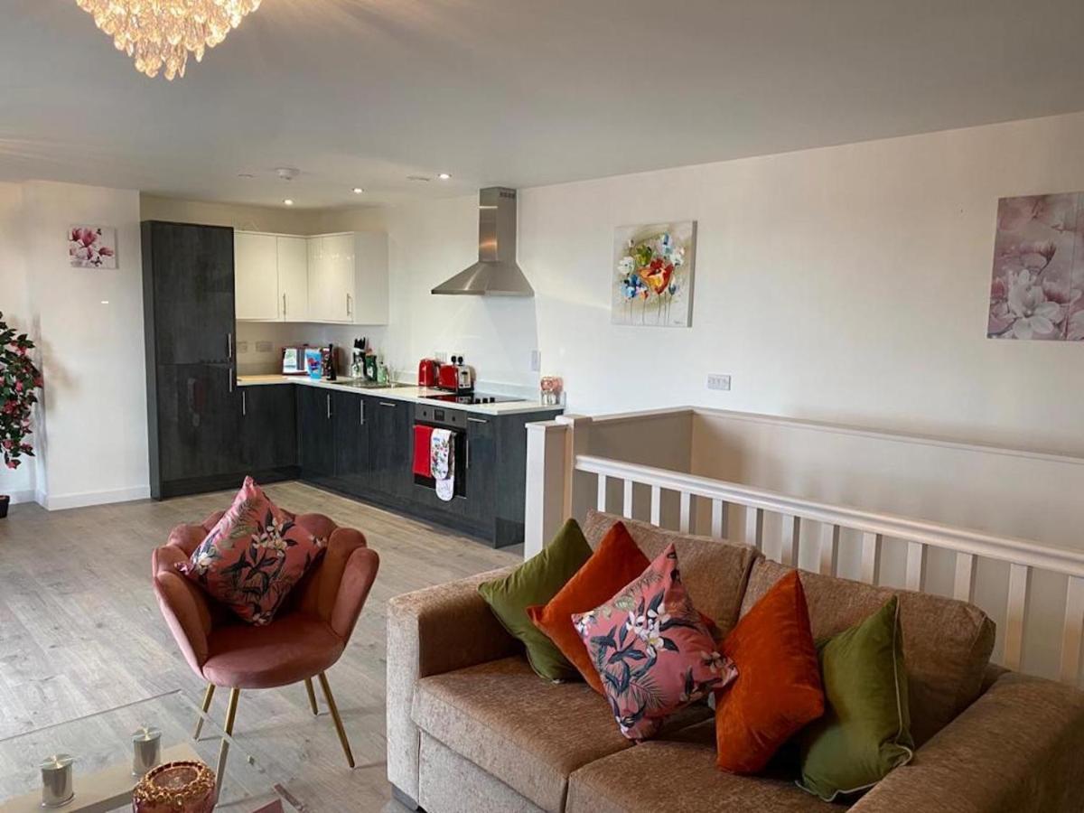 Central 2 Bed Newly Built Duplex Penthouse With Free Gated, On-Site Parking, Lift Access, Self Check-In, Super Fast Wifi, Two Cathedral View Terraces & Sleeps 6 Peterborough Exterior foto