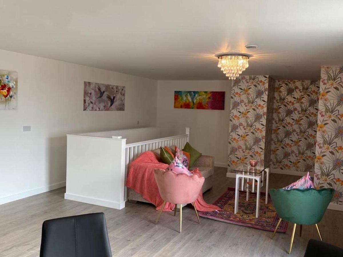 Central 2 Bed Newly Built Duplex Penthouse With Free Gated, On-Site Parking, Lift Access, Self Check-In, Super Fast Wifi, Two Cathedral View Terraces & Sleeps 6 Peterborough Exterior foto