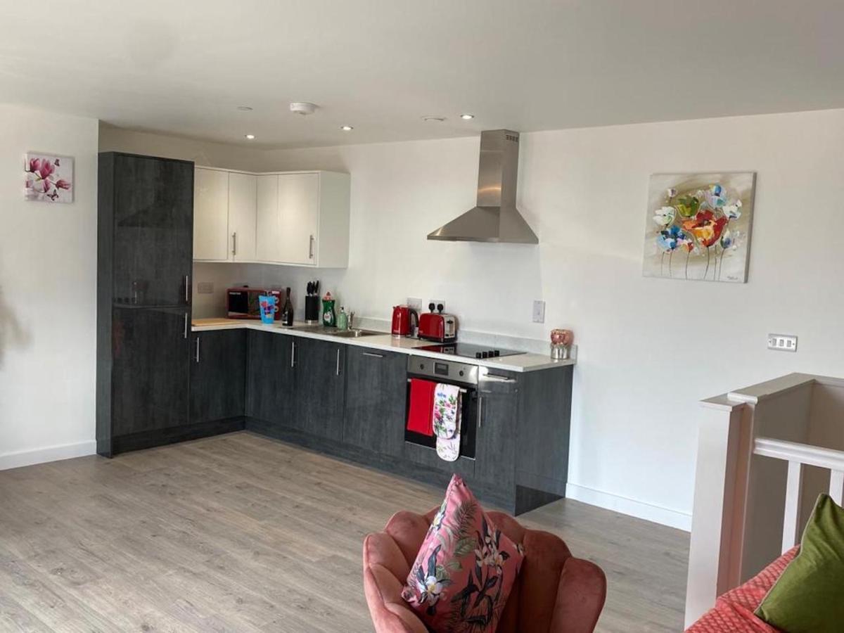 Central 2 Bed Newly Built Duplex Penthouse With Free Gated, On-Site Parking, Lift Access, Self Check-In, Super Fast Wifi, Two Cathedral View Terraces & Sleeps 6 Peterborough Exterior foto