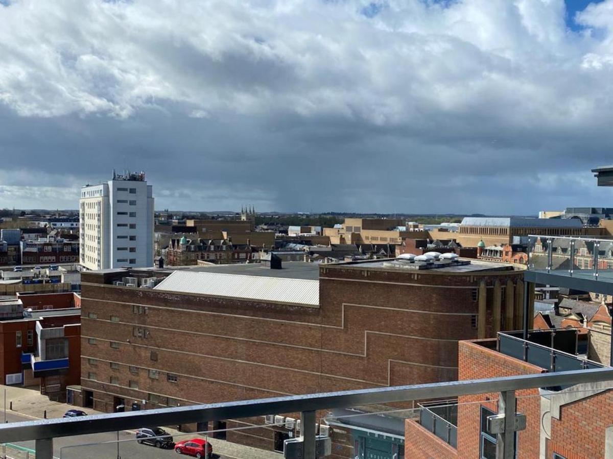 Central 2 Bed Newly Built Duplex Penthouse With Free Gated, On-Site Parking, Lift Access, Self Check-In, Super Fast Wifi, Two Cathedral View Terraces & Sleeps 6 Peterborough Exterior foto