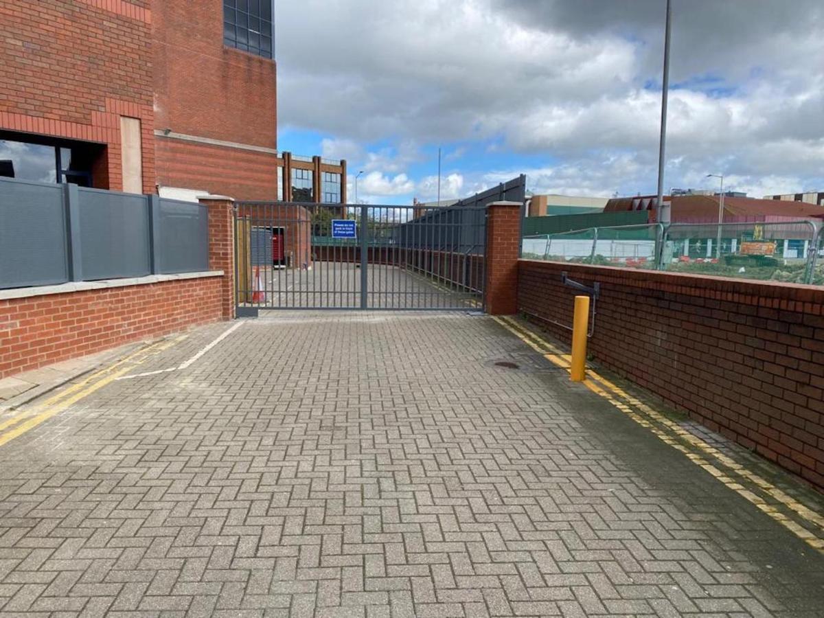 Central 2 Bed Newly Built Duplex Penthouse With Free Gated, On-Site Parking, Lift Access, Self Check-In, Super Fast Wifi, Two Cathedral View Terraces & Sleeps 6 Peterborough Exterior foto