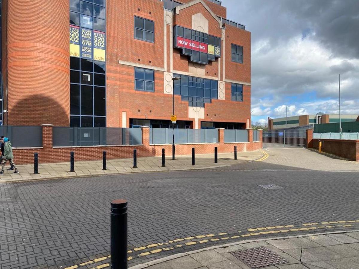Central 2 Bed Newly Built Duplex Penthouse With Free Gated, On-Site Parking, Lift Access, Self Check-In, Super Fast Wifi, Two Cathedral View Terraces & Sleeps 6 Peterborough Exterior foto