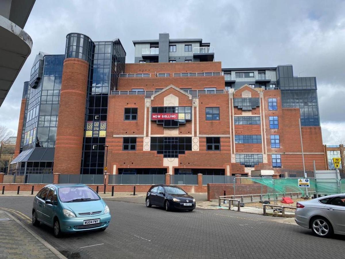 Central 2 Bed Newly Built Duplex Penthouse With Free Gated, On-Site Parking, Lift Access, Self Check-In, Super Fast Wifi, Two Cathedral View Terraces & Sleeps 6 Peterborough Exterior foto