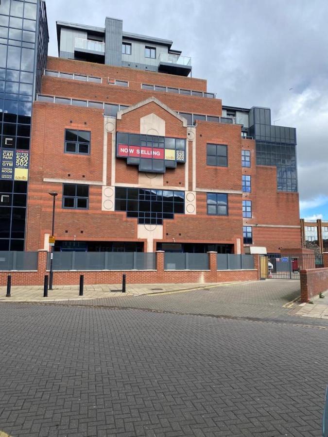 Central 2 Bed Newly Built Duplex Penthouse With Free Gated, On-Site Parking, Lift Access, Self Check-In, Super Fast Wifi, Two Cathedral View Terraces & Sleeps 6 Peterborough Exterior foto